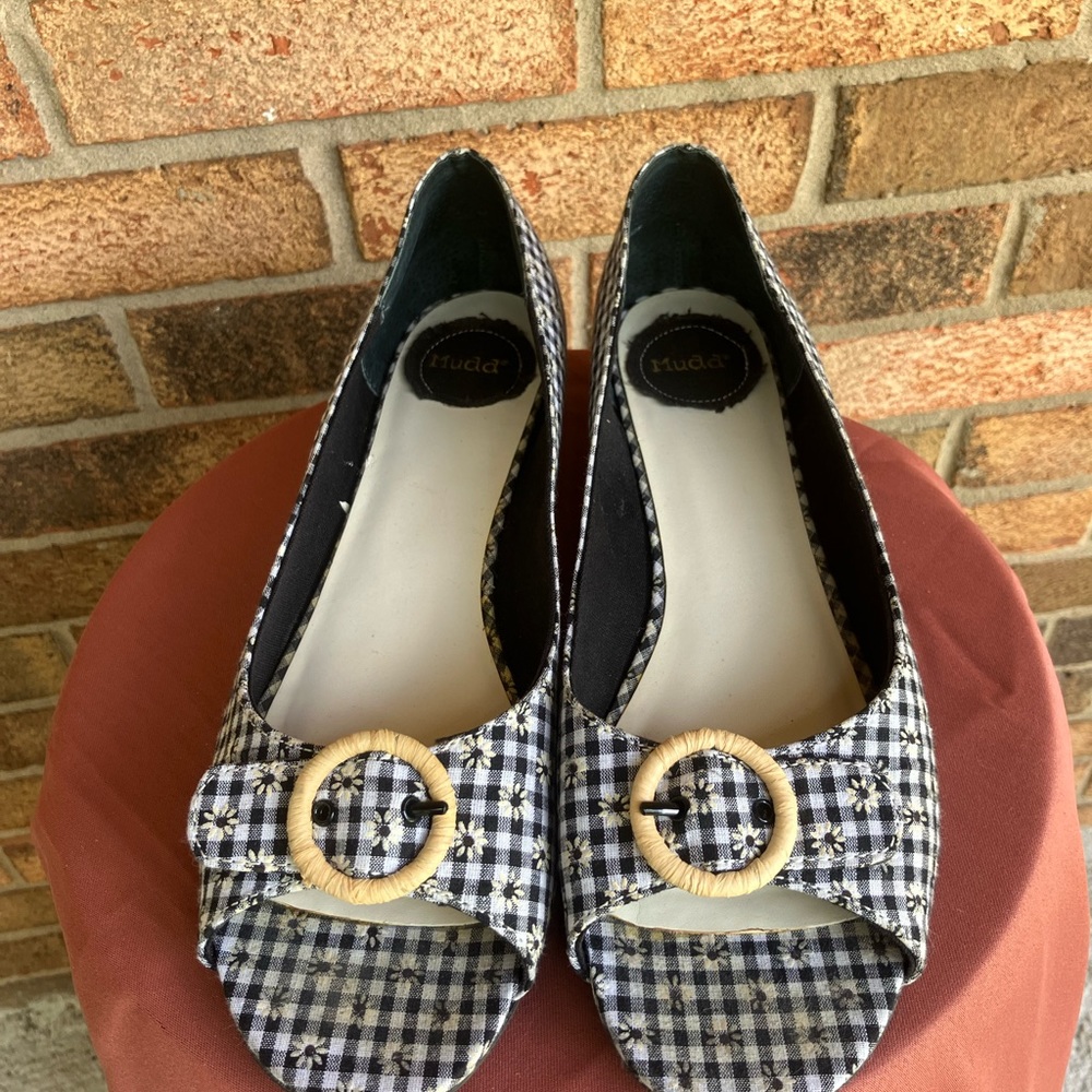 Mudd Black and White Shoe